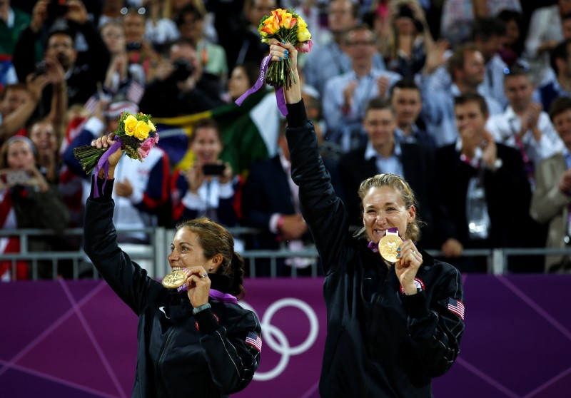 © Reuters. Gold medallists Misty May-Treanor of the U.S. and team mate Kerri Walsh Jennings celebrate with their medals at the women's beach volleyball victory ceremony at the Horse Guards Parade