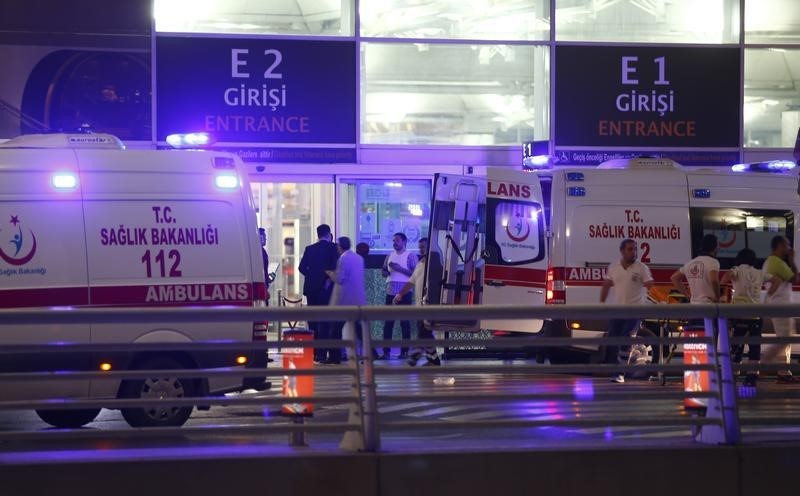 © Reuters. تلفزيون: وزير العدل التركي يقول 10 قتلوا في هجوم مطار اسطنبول
