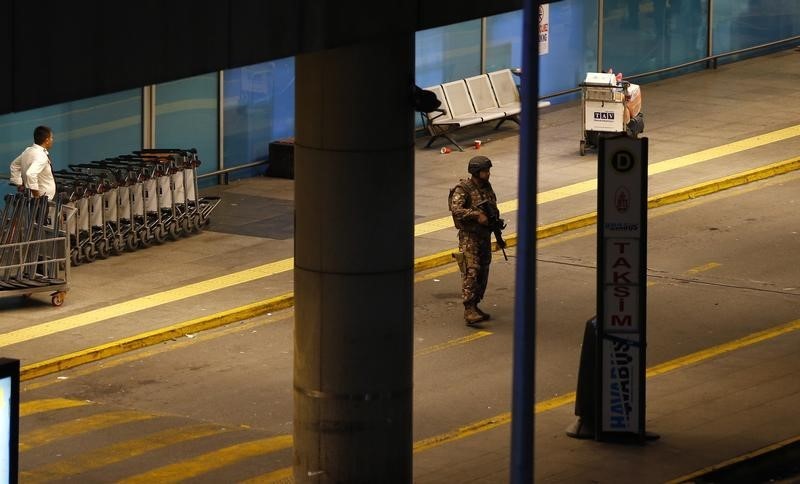 © Reuters. مسؤول: تحويل بعض الرحلات المتجهة لمطار أتاتورك باسطنبول بعد هجوم