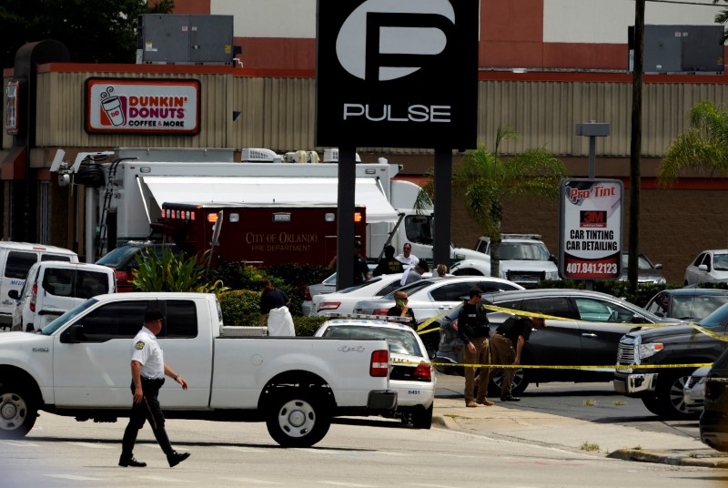 © Reuters. Police continue to investigate a shooting at the Pulse night club following an early morning shooting attack in Orlando, Florida