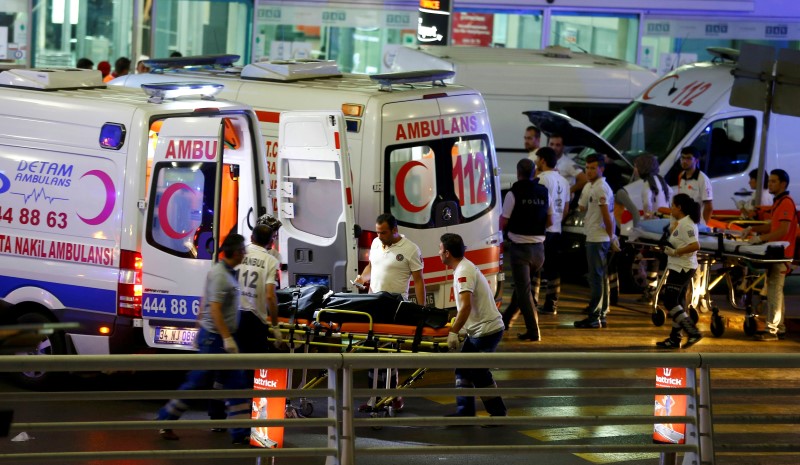 © Reuters. Paramédicos socorrem vítimas de ataque em aeroporto de Atarturk, em Istambul