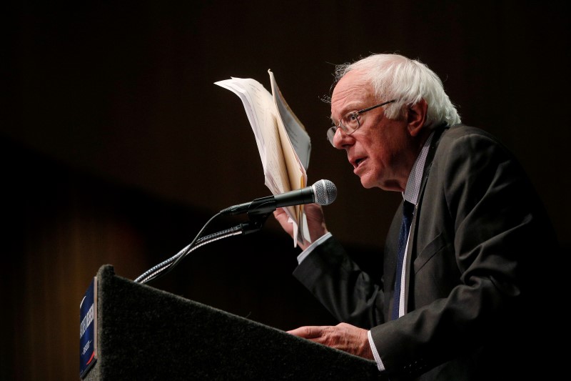 © Reuters. U.S. Democratic presidential candidate and U.S. Senator Bernie Sanders holds up his notes while speaking about his attempts to influence the Democratic party's platform during a speech in Albany