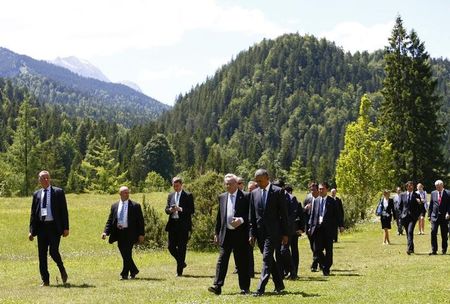 © Reuters. European Commission President Juncker and U.S. President Obama walk to attend their first meeting in the hotel castle Elmau in Kruen