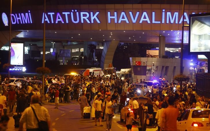 © Reuters. Pessoas deixam o maior aeroporto da Turquia,  Istanbul Ataturk, após explosão