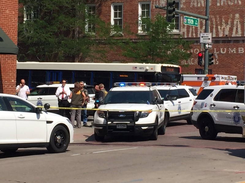 © Reuters. Policiais isolam local após tiroteio ser relatado em  Denver, nos EUA