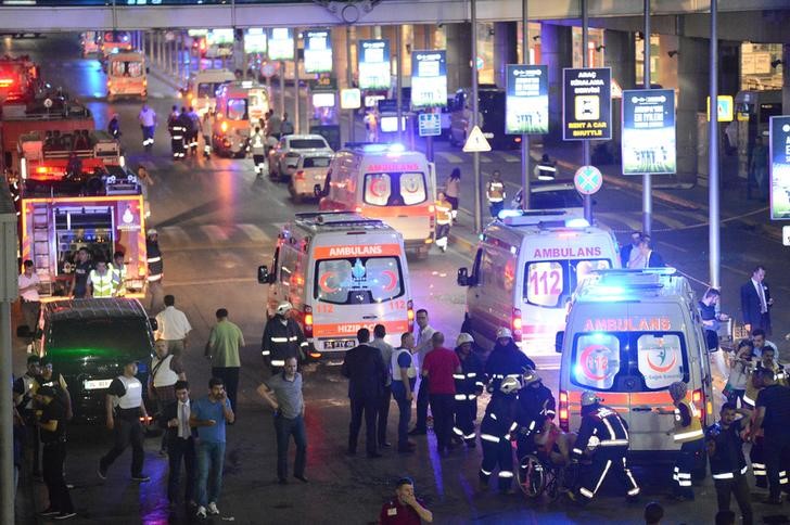 © Reuters. Paramédicos ajudam feridos fora do Istanbul Ataturk, maior aeroporto da Turquia, após explosão fatal