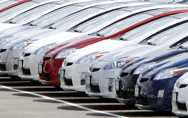 © Reuters. A row of new 2010 Toyota Prius hybrid vehicles sit for sale in the car lot at the Toyota dealership in El Cajon
