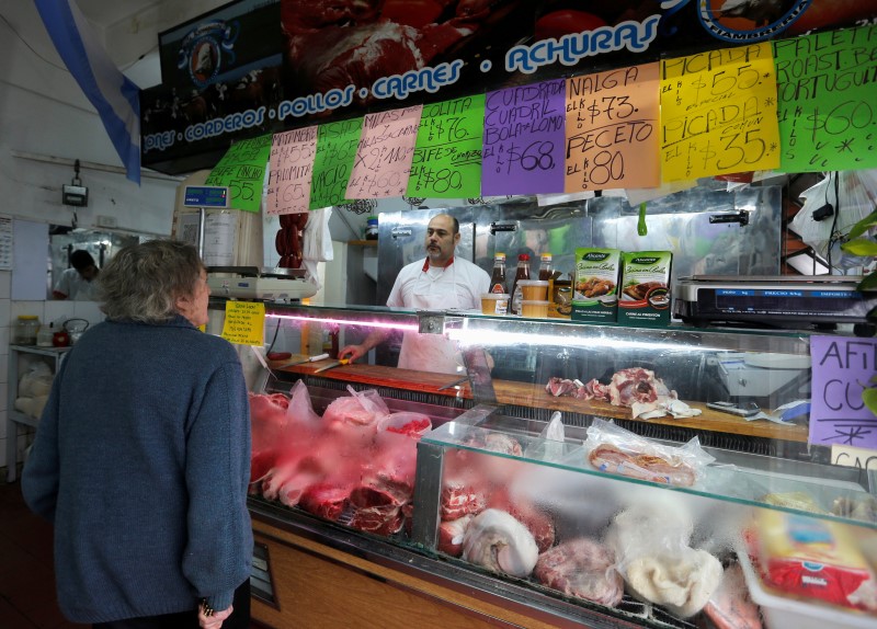 © Reuters. A customer buys meat at a butcher's shop in Buenos Aires