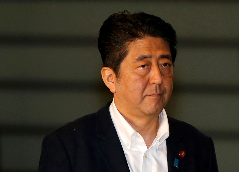 © Reuters. Japan's Prime Minister Shinzo Abe arrives at his official residence for attending a meeting of relevant cabinet ministers to discuss Britain's exit from the European Union, in Tokyo, Japan