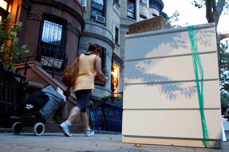 © Reuters. An Ikea MALM dresser is placed by the road in a Brooklyn neighborhood of New York