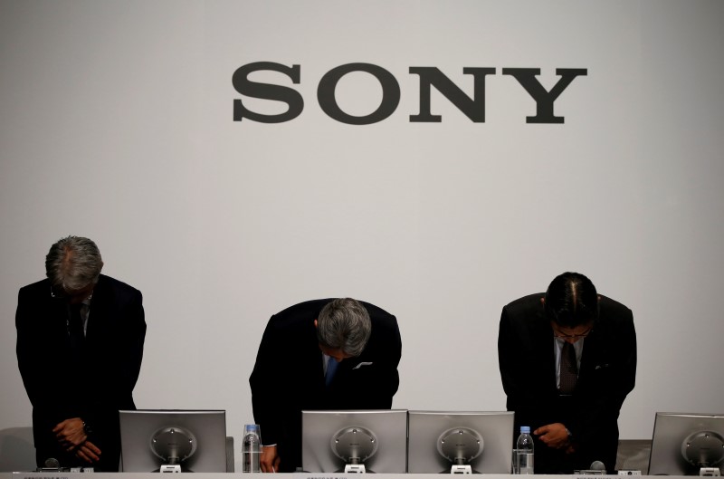 © Reuters. Sony Corp's President and CEO Hirai, CFO Yoshida and Executive Deputy President Suzuki bow during its corporate strategy meeting at the company's headquarters in Tokyo
