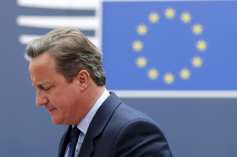 © Reuters. El primer ministro británico, David Cameron, a su llegada a la cumbre europea en Bruselas