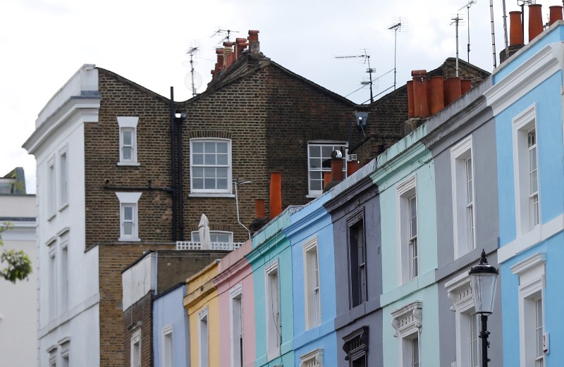 © Reuters. A row of houses are seen in London