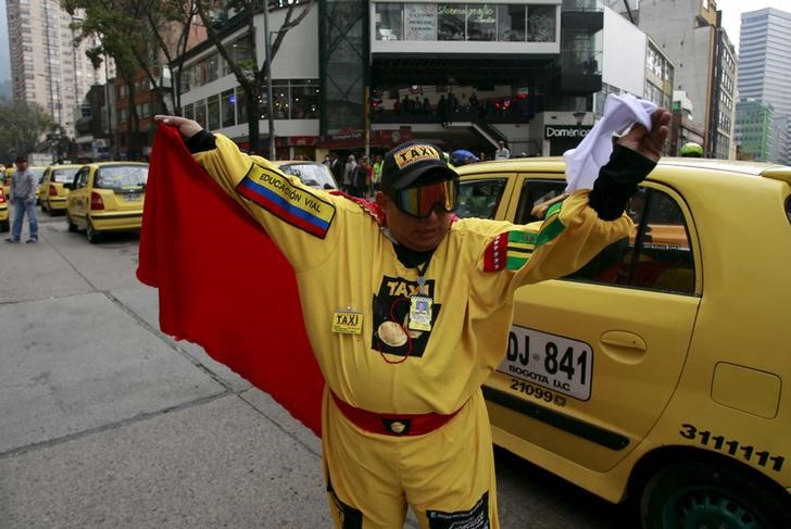 © Reuters. Colombia descarta bloquear Uber pese a las protestas de los taxistas