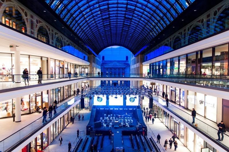 © Reuters. General view shows atrium of Mall of Berlin shopping centre during its opening night in Berlin