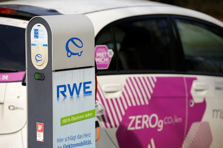 © Reuters. A Citroen C-Zero electric drive car is pictured at a fuel station of German power supplier RWE in Berlin