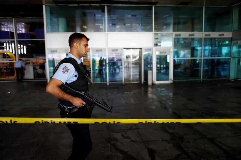 © Reuters. إيران تعلق كل الرحلات الجوية لمطار اسطنبول بعد هجوم