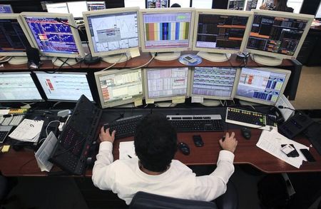 © Reuters. A trader looks at his screens on the Unicredit Bank trading floor in downtown Milan