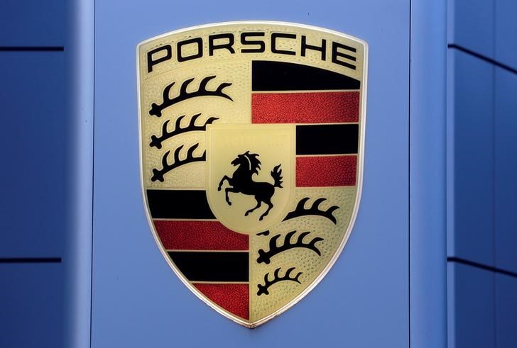 © Reuters. The logo of German carmaker Porsche is seen on a Porsche center in Niederwangen