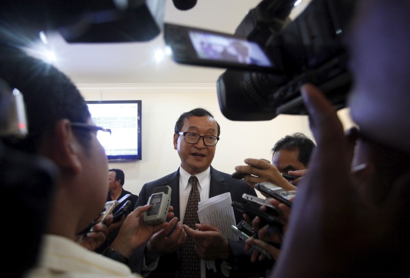 © Reuters. Rainsy speaks to media after a plenary session at the National Assembly in Phnom Penh