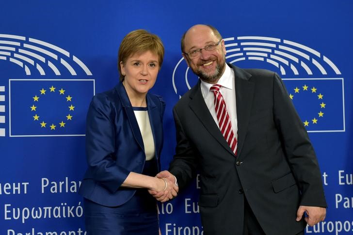 © Reuters. Scotland's First Minister Sturgeon is welcomed by EP President Schulz ahead of a meeting at the EP in Brussels