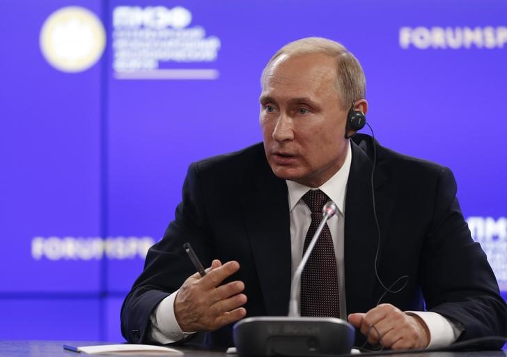© Reuters. Russian President Putin attends news conference in St. Petersburg