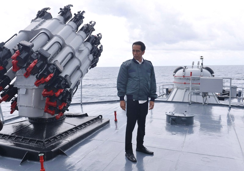 © Reuters. Indonesian President Widodo stands on deck of Indonesian Navy ship KRI Imam Bonjol after chairing limited cabinet meeting in the waters of Natuna Islands,  Riau Islands province, Indonesia