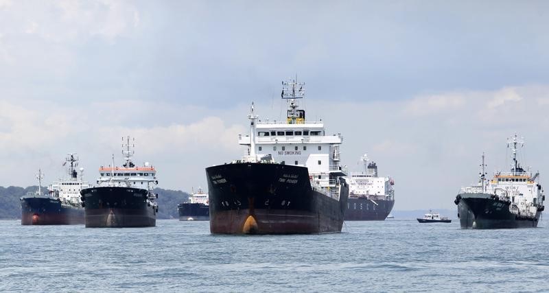 © Reuters. Oil tankers are seen off southern Singapore