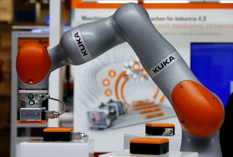 © Reuters. A robot arm of German industrial robot maker Kuka is pictured at the Hannover Fair in Hanover