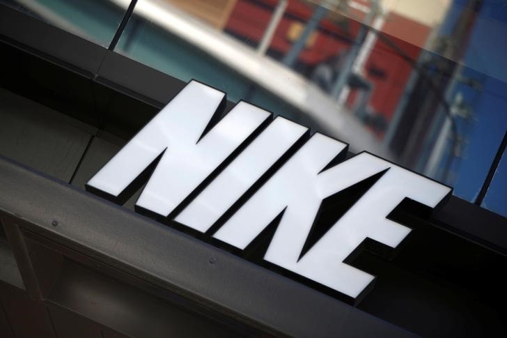 © Reuters. Логотип Nike в Лос-Анжелесе