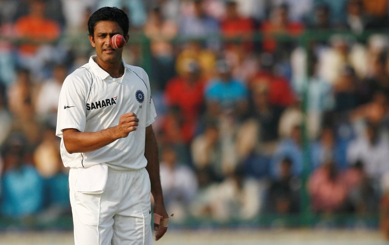 © Reuters. India's captain Kumble prepares to bowl on fifth and final day of their third test cricket match against Australia in New Delhi