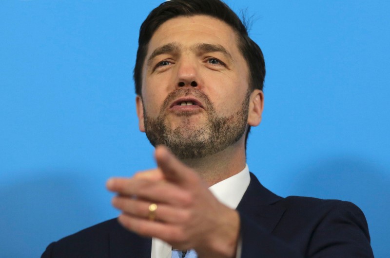 © Reuters. Britain's Work and Pensions Secretary, Stephen Crabb, speaks at a news conference in London