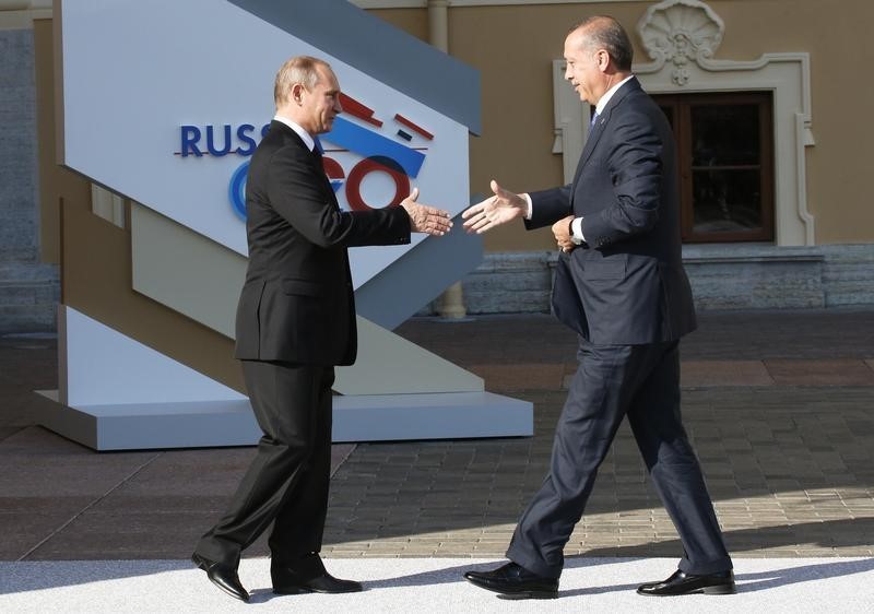 © Reuters. Russia's President Putin welcomes Turkish Prime Minister Erdogan before the first working session of the G20 Summit in Constantine Palace in Strelna near St. Petersburg