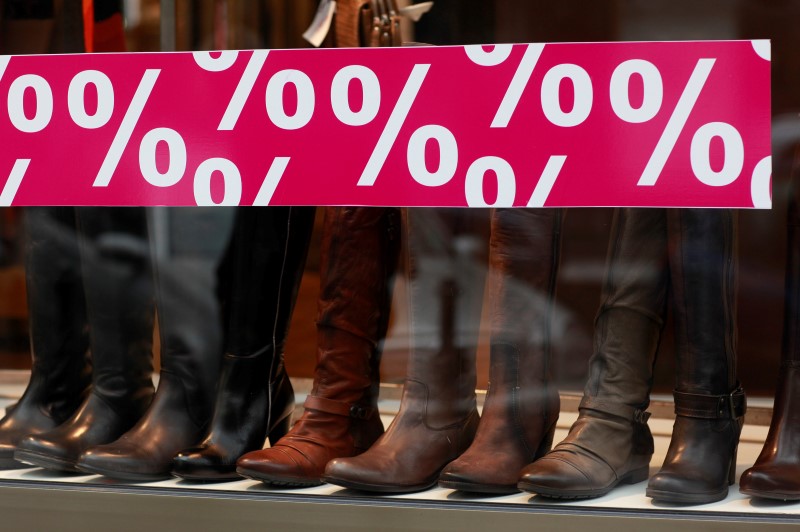© Reuters. Discount signs are displayed in a clothing store window in Frankfurt