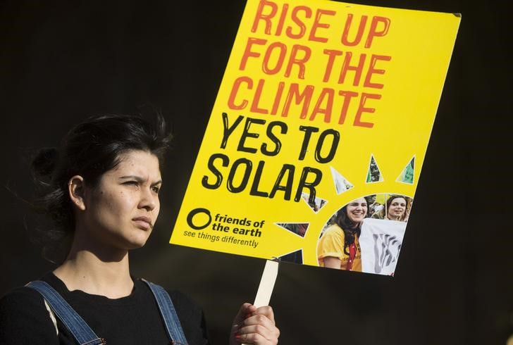 © Reuters. Manifestante a favor da energia solar durante protesto em Londres