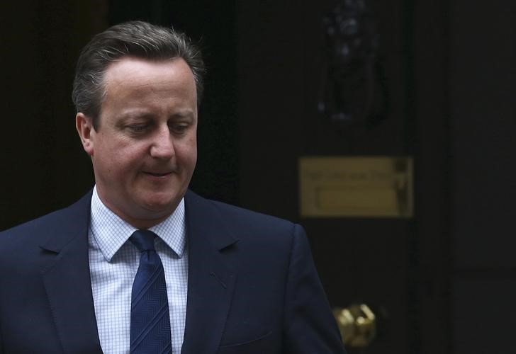 © Reuters. Premiê britânico, David Cameron, deixando endereço oficial de Downing Street, em Londres