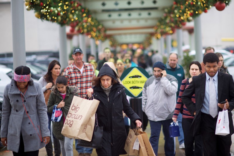 © Reuters. Shoppers walk a connecting path from The Court to The Plaza at the King of Prussia Mall, United State's largest retail shopping space, in King of Prussia, Pennsylvania on December 6, 2014.