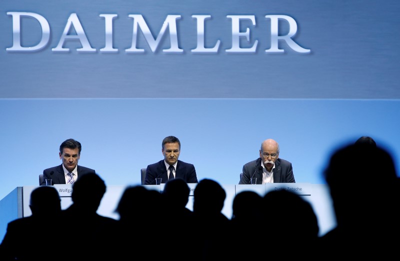 © Reuters. Daimler CEO Zetsche and board members during the company's annual news conference in Stuttgart