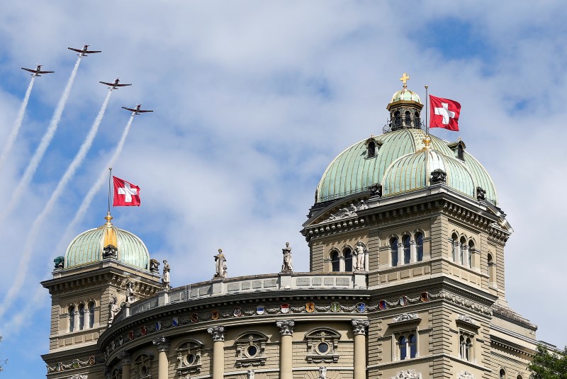 © Reuters. Four Pilatus PC-7 aircrafts of the Swiss Air Force fly over the Swiss Parliament building in Bern