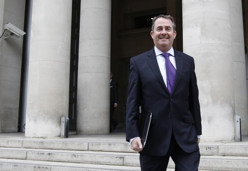 © Reuters. Britain's Defence Secretary Liam Fox leaves the Ministry of Defence in London