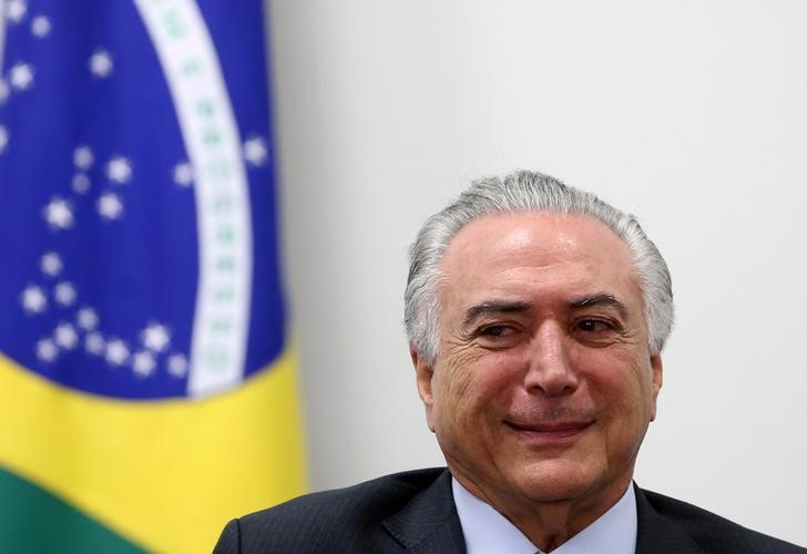 © Reuters. Presidente interino Michel Temer durante reunião com equipe econômica no Palácio do Planalto, em Brasília