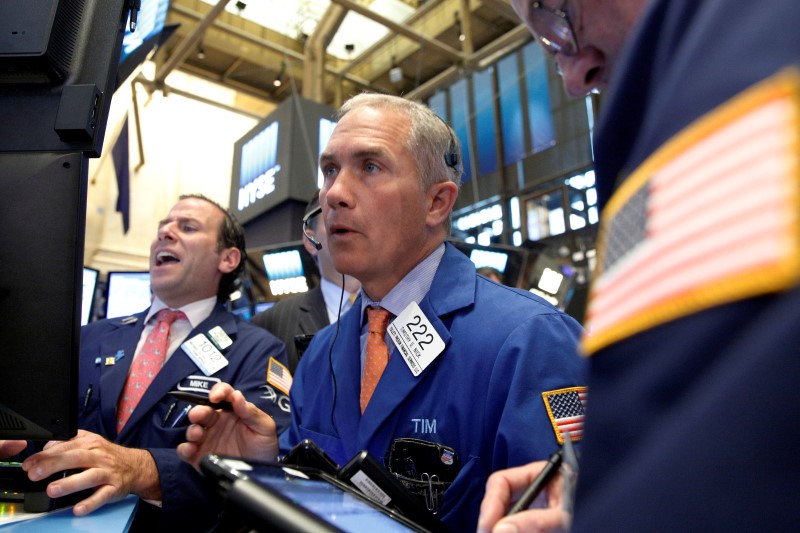 © Reuters. Traders work on the floor of the NYSE