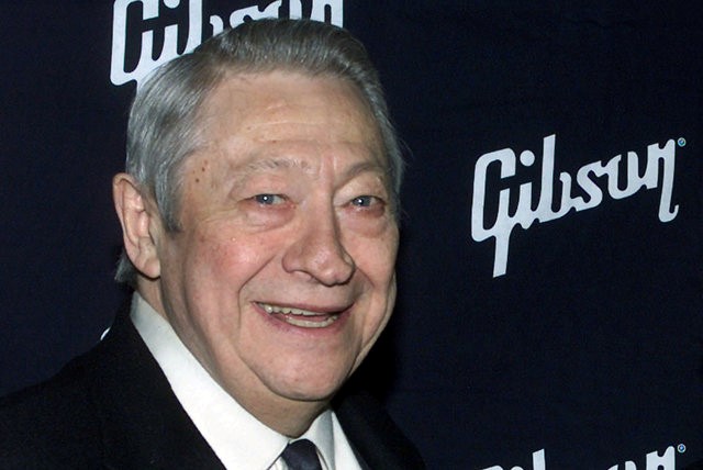 © Reuters. Guitarrista Scotty Moore durante evento em Hollywood