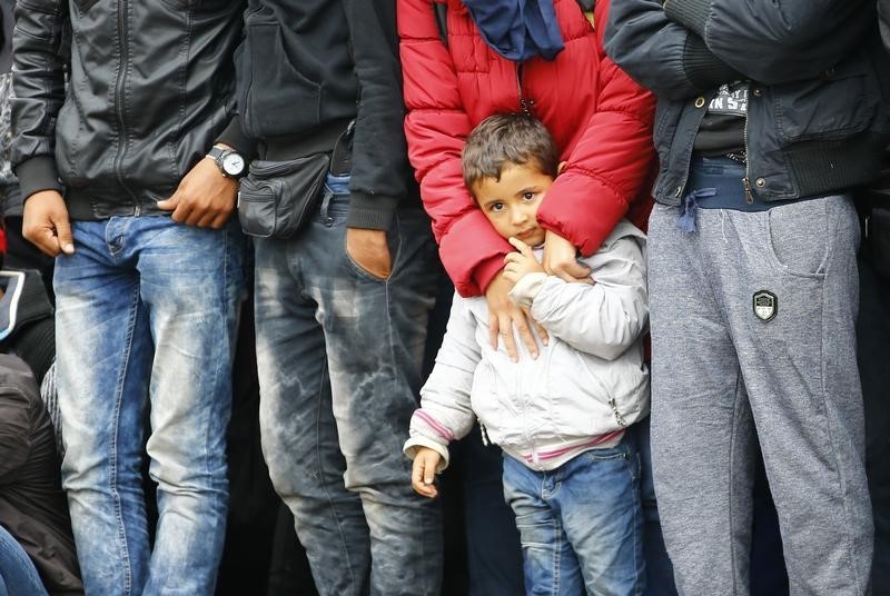 © Reuters. Migrants wait for a train in Nickelsdorf