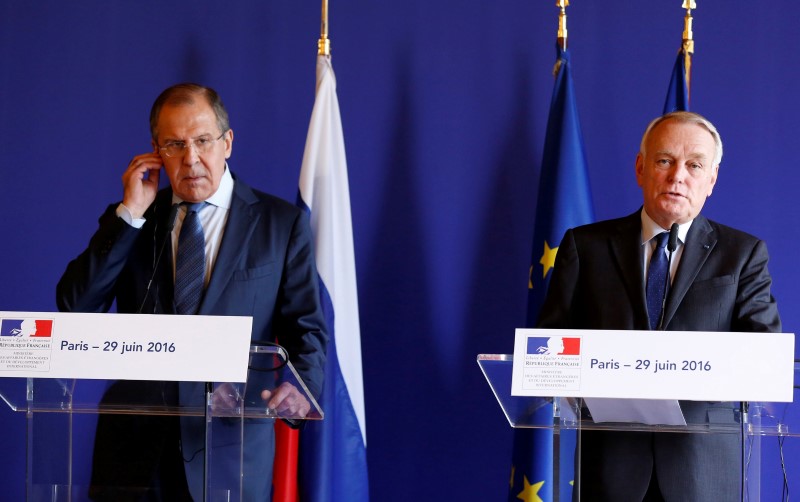© Reuters. French Foreign Minister Jean-Marc Ayrault and  Russian Foreign Minister Sergei Lavrov attend a news conference following their meeting at the Quai D'Orsay in Paris