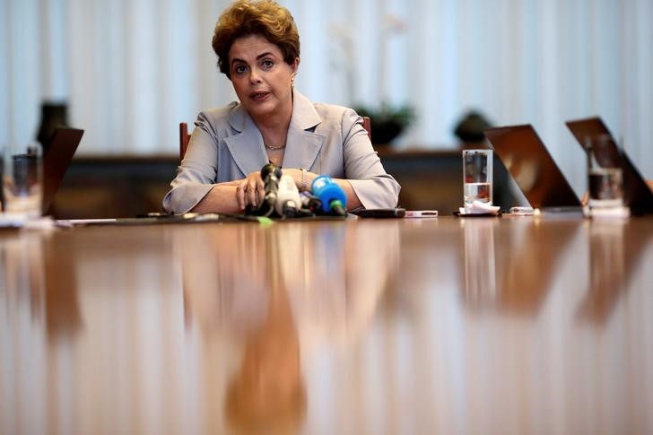 © Reuters. Suspended Brazilian President Dilma Rousseff attends a news conference with foreign media in Brasilia