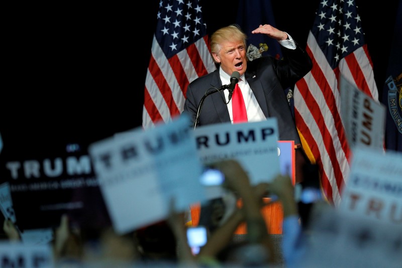 © Reuters. U.S. Republican presidential candidate Donald Trump takes the stage at a campaign rally in Bangor