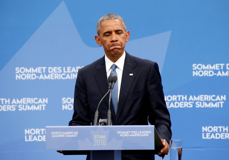 © Reuters. U.S. President Barack Obama takes part in a news conference during the North American Leaders' Summit in Ottawa