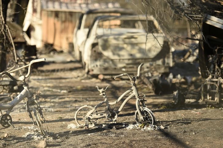 © Reuters. Destroços são fotografados em residência destruída pelo incêndio Erskine em South Lake, nos EUA