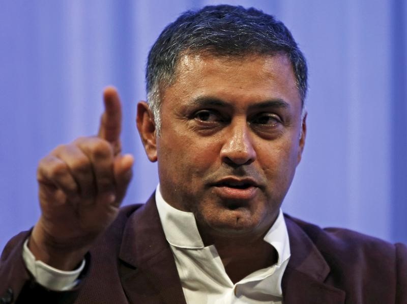 © Reuters. SoftBank Group Corp President and COO Nikesh Arora speaks during a special lecture of the SoftBank Academia in Tokyo
